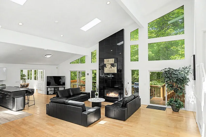 Modern Stream-front property with hot tub. - Image 1