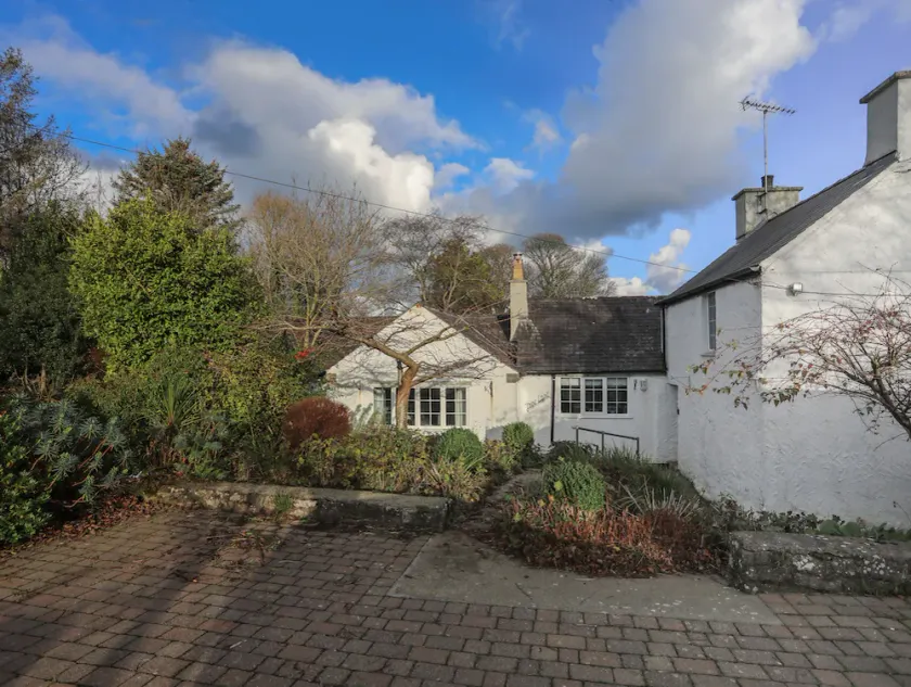 TY'N LON, pet friendly, character holiday cottage in Brynrefail - Image 1