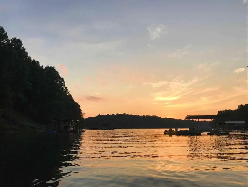 Lakefront  property, spacious family retreat with private dock, hot tub & kayak - Image 1