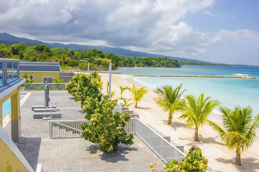 ESCAPE EVERYTHING WITH THIS LUXURIOUS  OCEAN  VACATION VILLA - Image 1