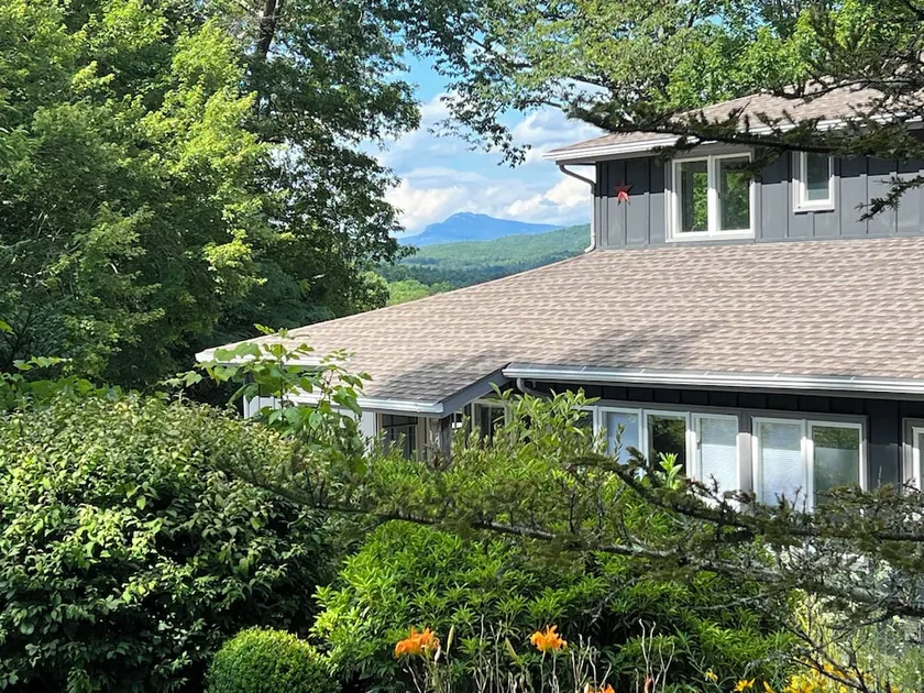 3-min to Linville Falls. Beautiful home-3 BDRMs on 13 acres. Best breakfast.  - Image 1