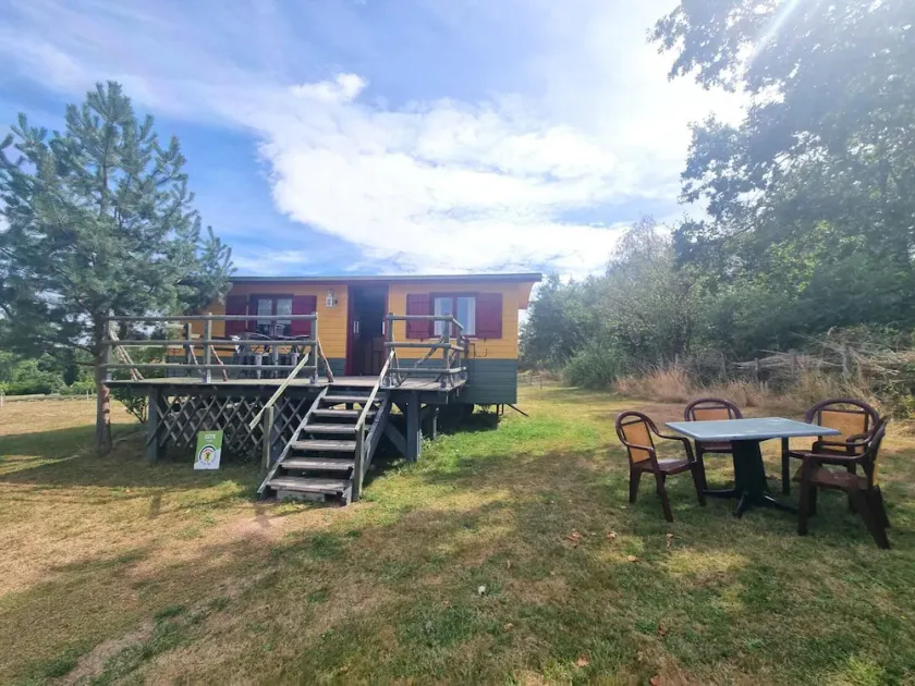 Charming caravan for 4 guests with pets allowed, linens and cleaning included - Image 1