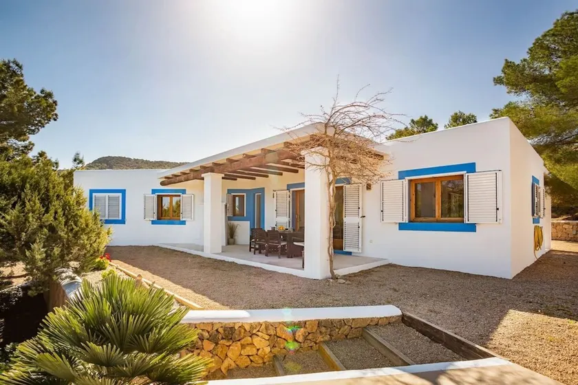 SES SAVINES A charming, peaceful house with a pool and BBQ, 2km from the beach - Image 1