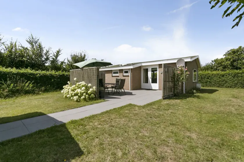 This delightful detached bungalow is peacefully located in a small holiday park, close to the beach. - Image 1