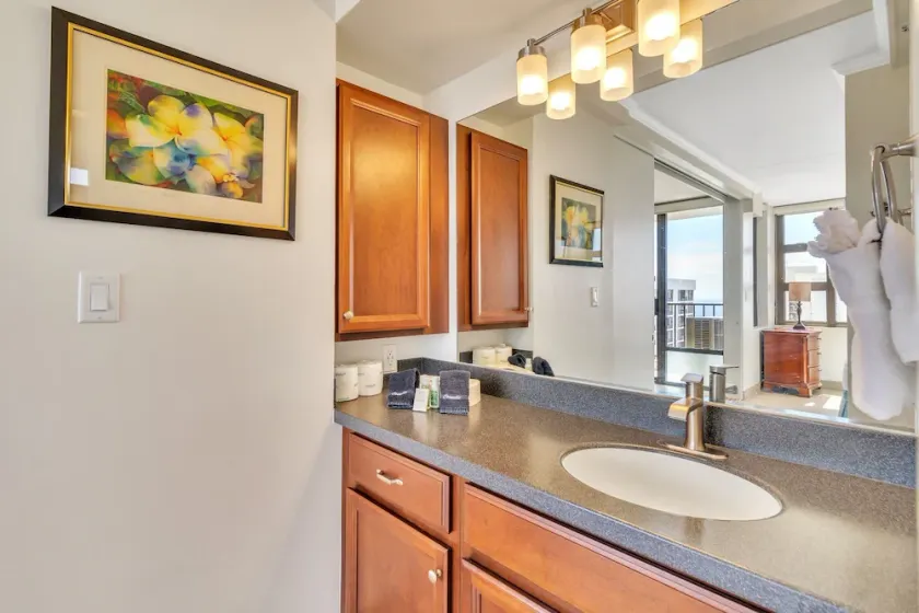37th Floor Condo with Sweeping Ocean Views & Free parking! - Image 1