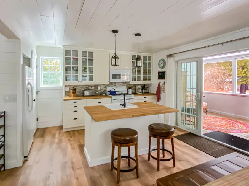 The Guest House — Bright, Artistic & Pet-Friendly - Image 1
