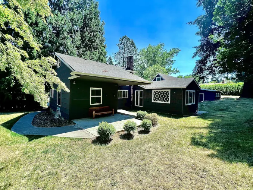 Gem in Milwaukie 2 bedroom - 2 Bathroom -  Huge yard - Image 1