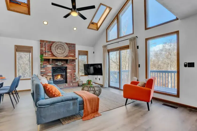 Pocono Dream Chalet- HOT TUB/GameRoom/Lake & Pool Access/ Fireplace / Firepit - Image 1