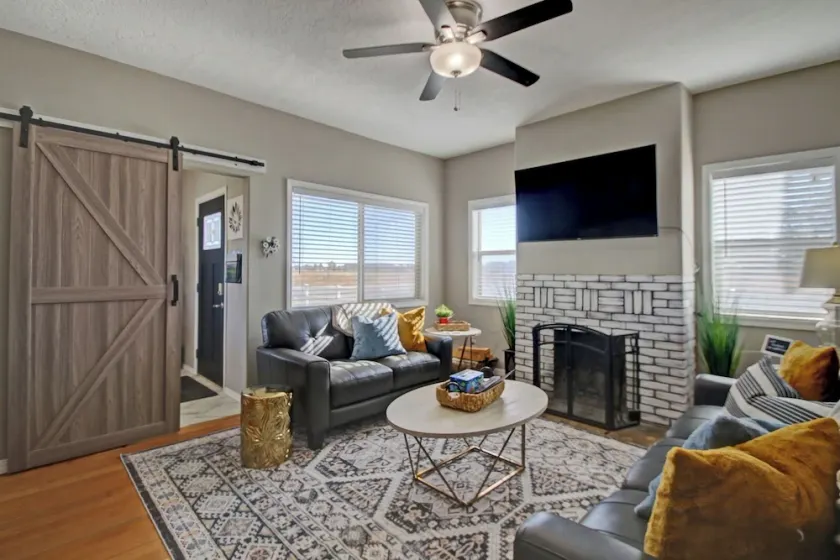 Convenient location Modern Farmhouse  - Image 1