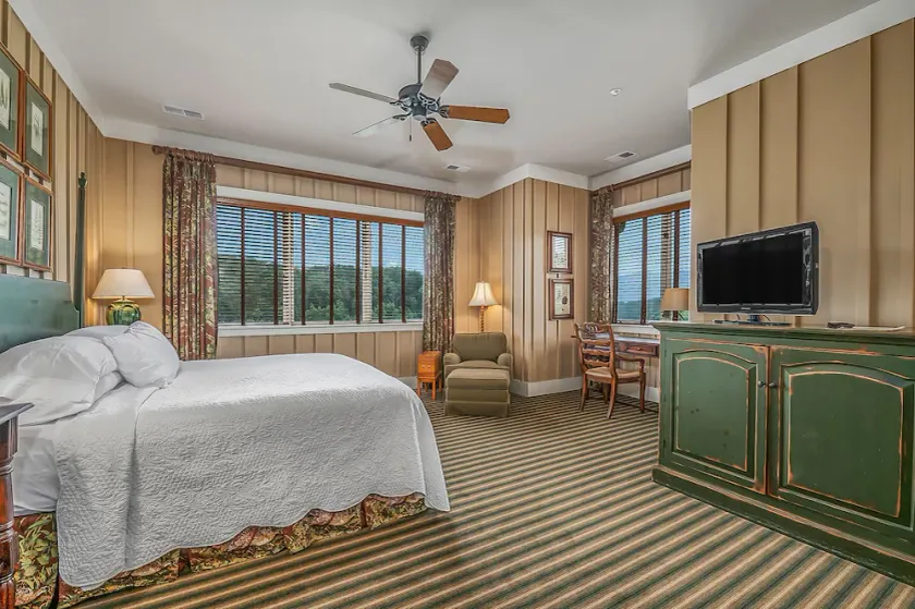 Bright's Creek Lodge - King Room- Near Tryon and TIEC & Hendersonville - Image 1