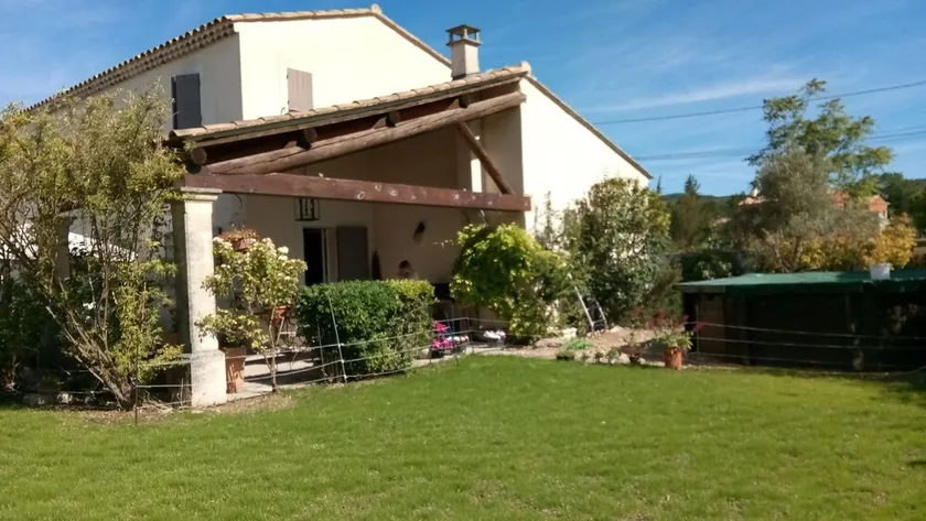 Sehr ruhiges Gebäude mit Schwimmbad, gegenüber vom Berg Luberon - Image 1
