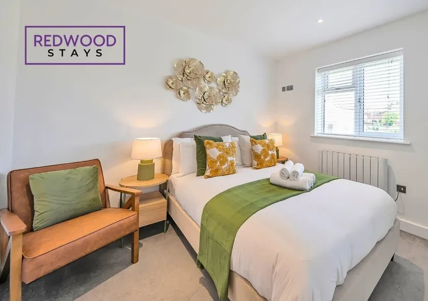 Modern Serviced Apartments For Contractors & Families with Free Parking, WiFi & Netflix By Redwood Stays - Image 1