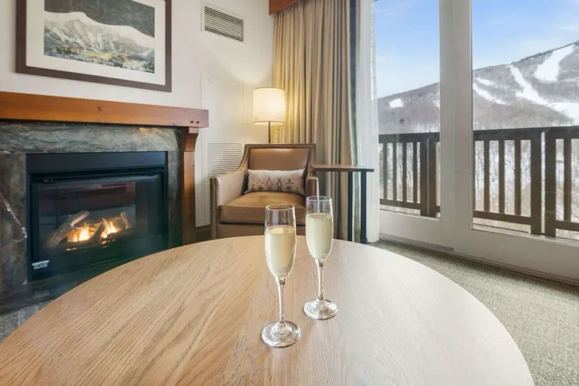 Stunning Studio - Top Floor Views! - Ski in/out - Image 1
