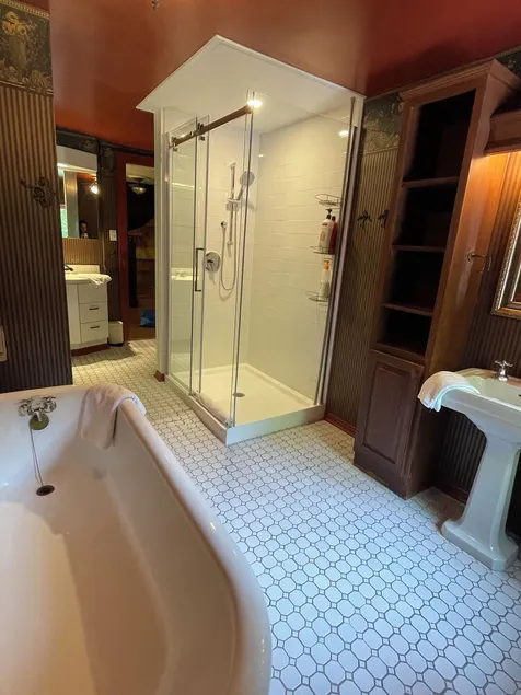Maison du Quai: Heritage Home 1878 with Hot Tub & Fireplace - Image 1
