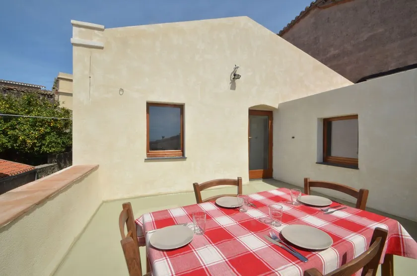 Modern renoviertes Ferienhaus mit Panoramaterrasse, nahe Meer und Berge - Image 1