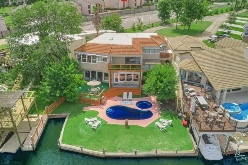 Beautiful Lake front 4 bedroom home with swimming pool and spa - Image 1