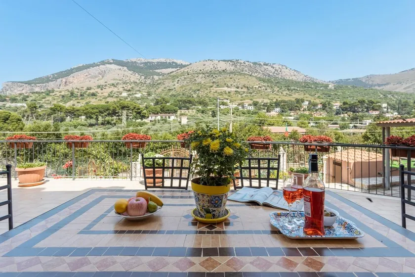 Ferienhaus 'Villa Salvatore' mit Bergblick, Terrasse und WLAN - Image 1