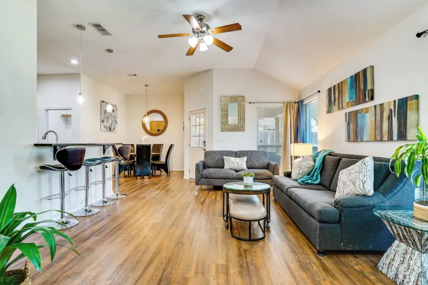 Easy Access to Dfw! Townhome Near Joe Pool Lake - Image 1