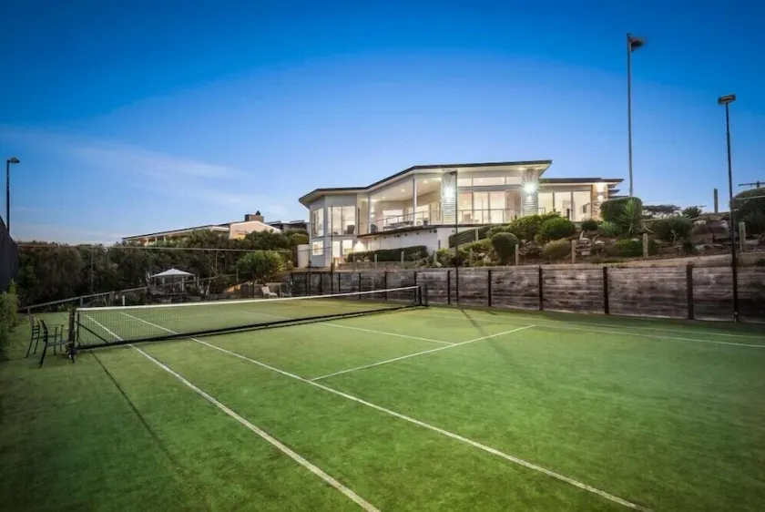 Amid beautiful garden surrounds, a luxurious family residence (sleeps 14-16) - Image 1