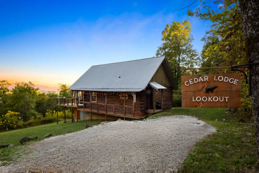 Cozy Cedar Lodge surrounded by Ozark National Forest with great views! - Image 1