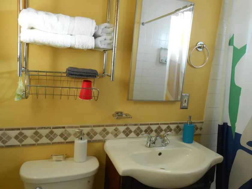 2 Miles Burbank Airport/7 Miles Universal/ Studios/N Hollywood. Cozy Room - Image 1