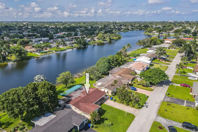 Private lakefront charming Home in Miami/Pembroke - Image 1