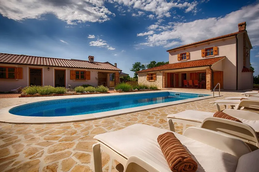 Villa avec terrasse, barbecue et jardin | Vue piscine - Image 1