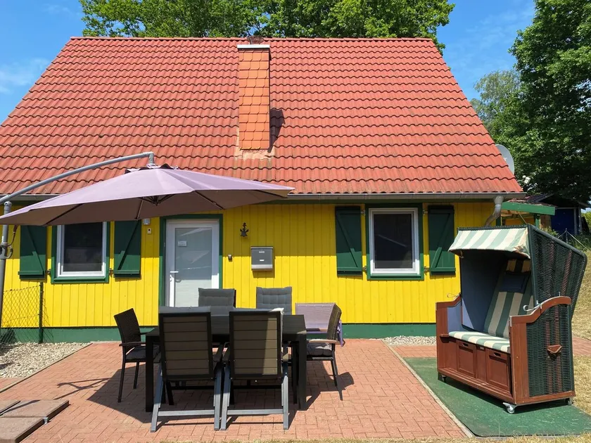 Cozy vacation home for families w. Dog, fenced, fireplace, 200m to Lake Plau - Image 1