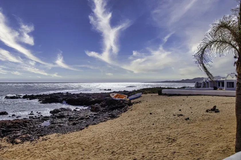 Family flat, beach 100m away, large and comfortable rooftop terrace. - Image 1