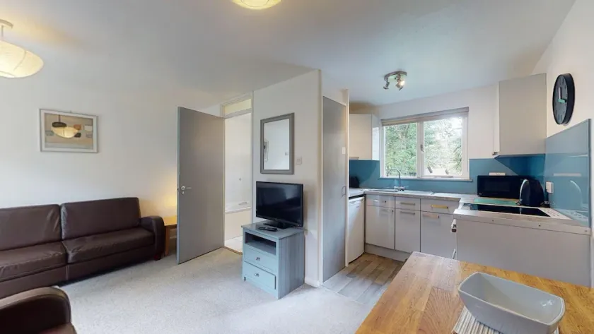 26 Strawberry Hill, Tolroy Manor - Image 1