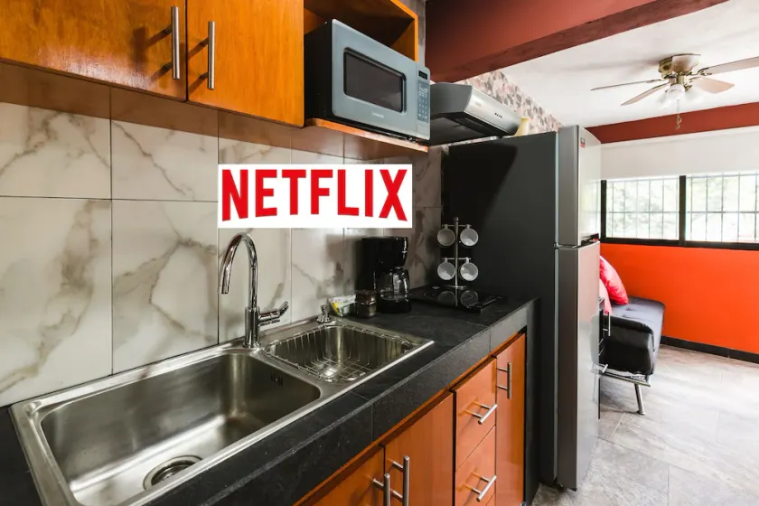 Nouveau! Apte. w / mini terrasse, Netflix, refroidisseur à vin, etc. .9 mi. du carré central - Image 1