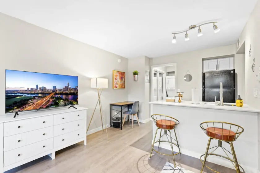 Comfy Studio Close to Downtown and Domain - Image 1