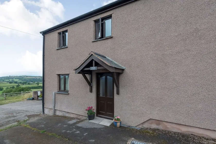 YSTABL - STABLE, romantic, with hot tub in Betws Yn Rhos - Image 1