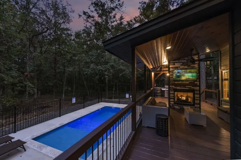 Perfect for Family Gatherings, 4 King Suites, Heated Pool & Fire Pit - Image 1