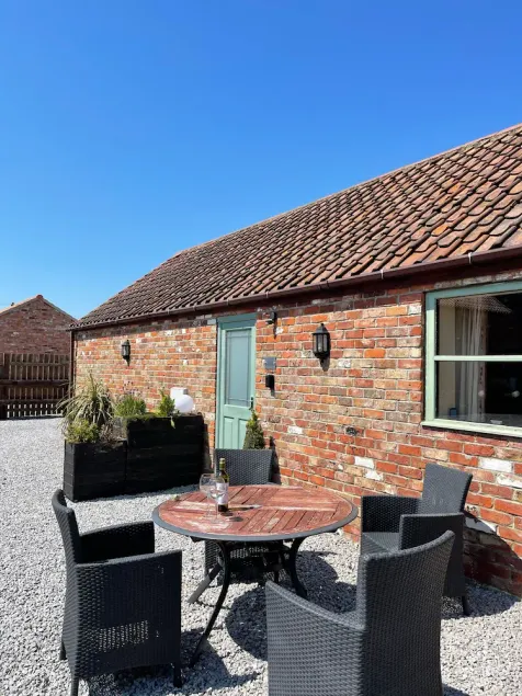 A delightful single storey cottage located on a shared courtyard  - Image 1