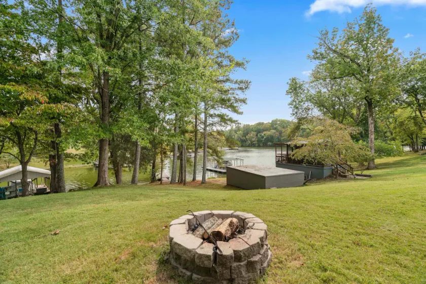 Lakefront property with 7 bedrooms - Image 1