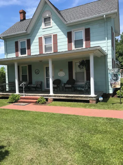Beautiful home & short walk to beach, restaurants, and marinas in Rock Hall, MD - Image 1