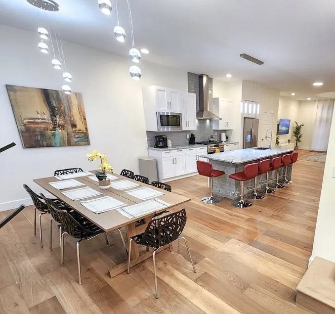 NEW Modern & Luxe 5BDR House. Sleep 14. Downtown 5min away - Image 1