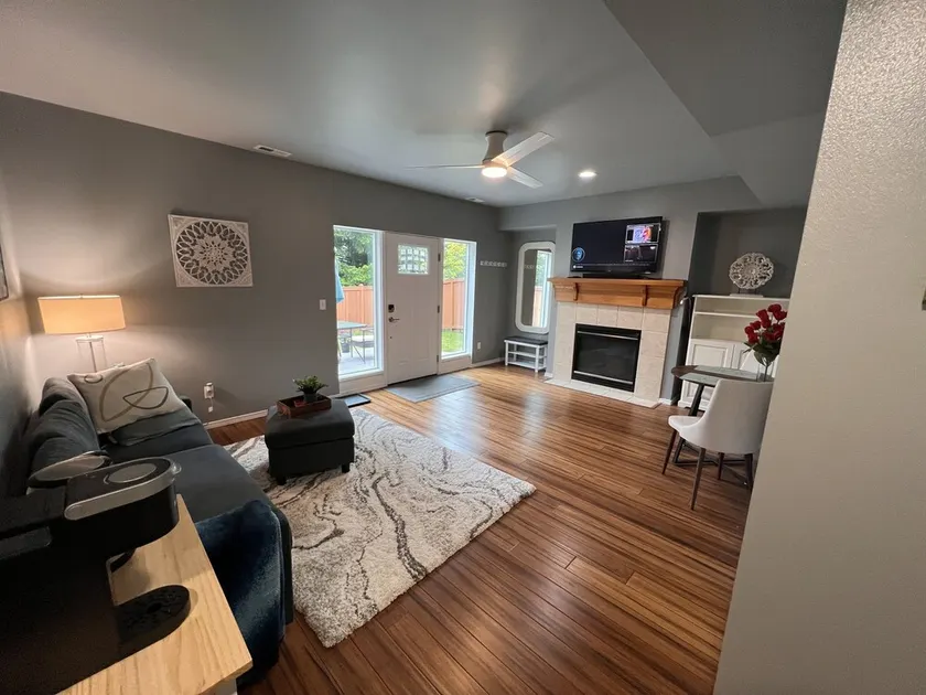Tranquil 2 bedroom apartment with private yard and deck - Image 1