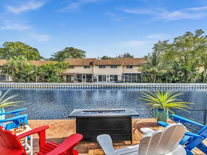 Heated salt water pool, patio, yard, laundry, kayaks, BBQ,hot tub,prime location - Image 1