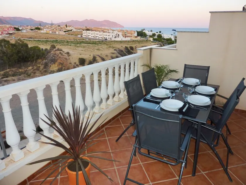 SUPERBE MAISON DE 3 CHAMBRES. VUES SUR LA MER, NR BEACH, PISCINE, AIR CON, WiFi GRATUIT, NETFLIX ... - Image 1