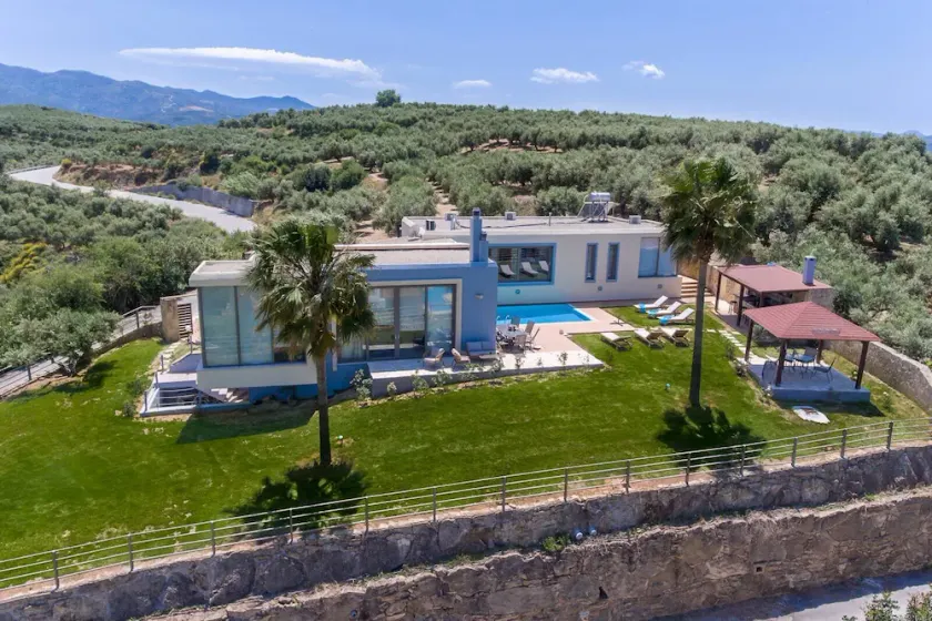 Villa Interior Moderna de 3 Quartos de 215 m² com Piscina Privativa (Aquecida) - Image 1