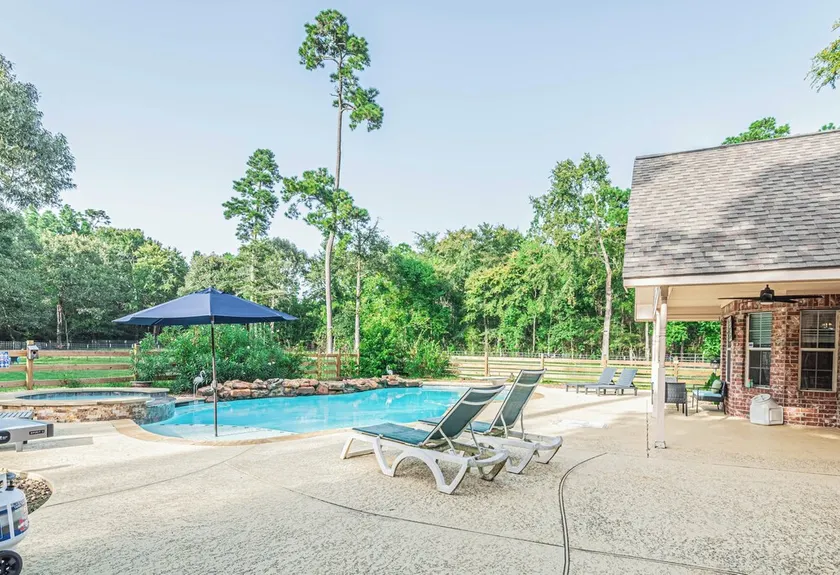 Country Getaway 4 Bedroom Resort in 10 Acre Lot - Image 1