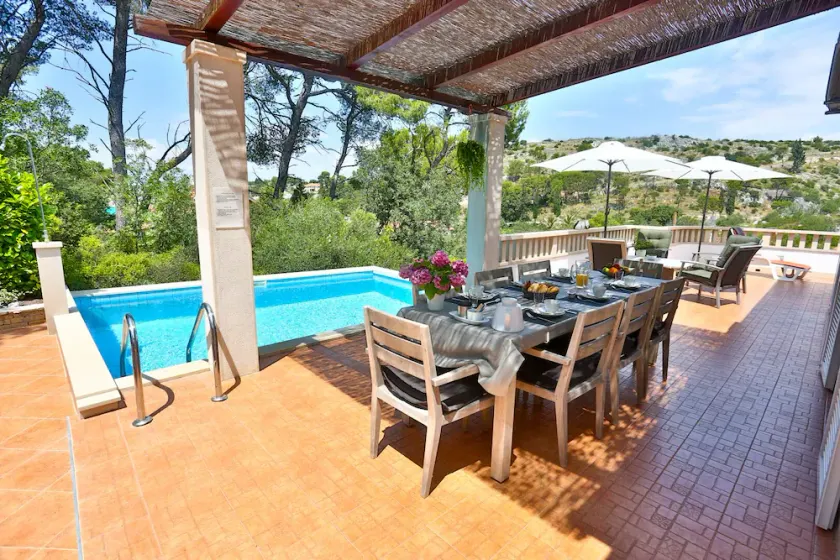 Villa med privat pool, grill og udsigt til havnen - Image 1