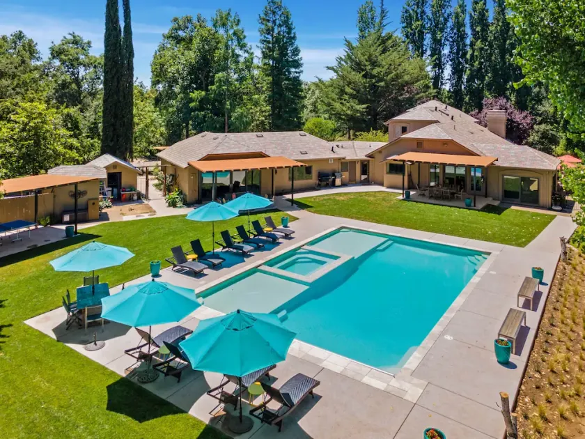 Stone River Retreat, Spa, Pool, Private, 6 Rms - Image 1