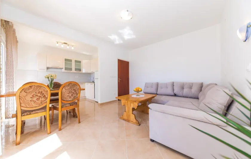 3 bedroom stunning apartment in Kastel Gomilica - Image 1