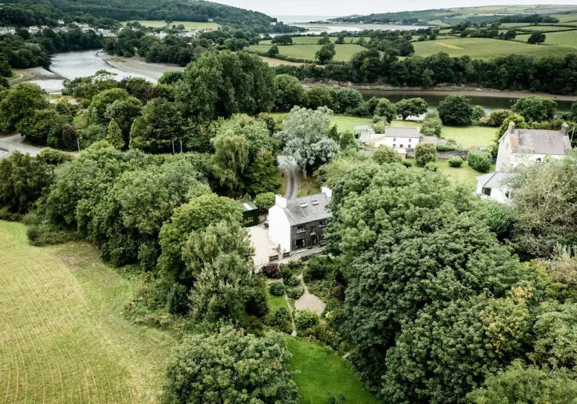 Panteg - a gorgeous retreat near the coast for 10 - Image 1