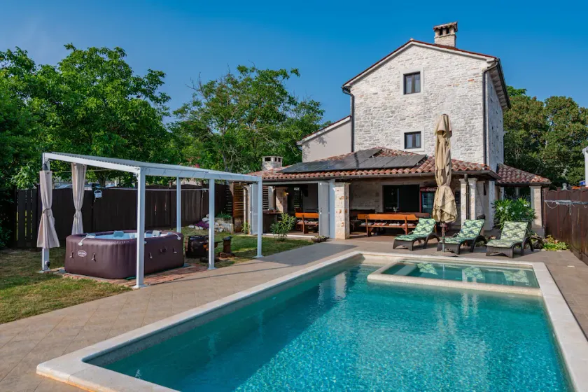 Luxus-Villa mit herrlichem Salz-Pool und Jacuzzi für bis zu 15 + 3 - Image 1