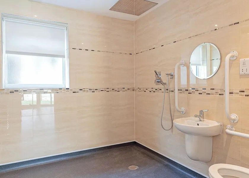 2 bedroom accommodation in Glastonbury - Image 1