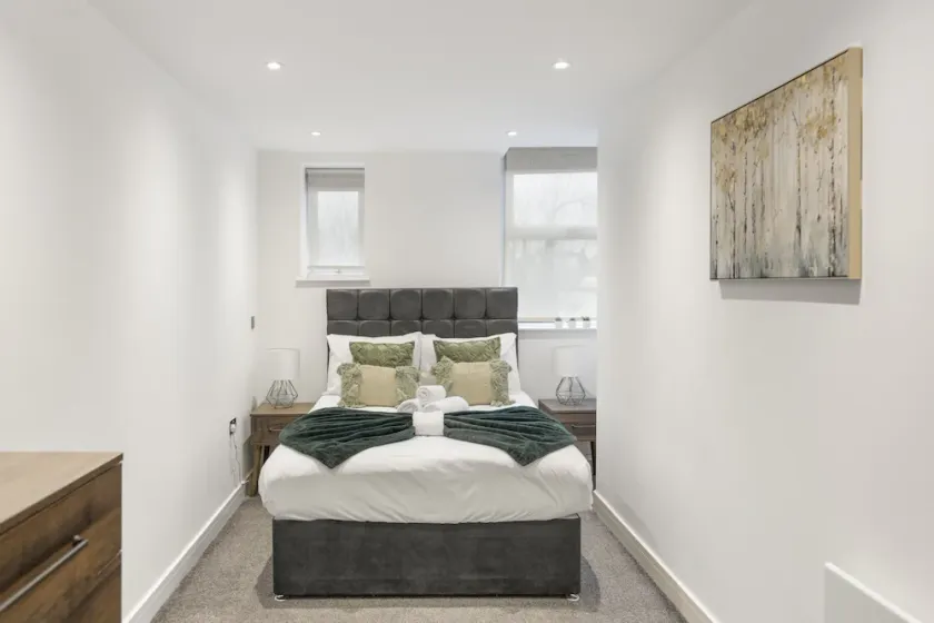 Spacious Luxury King Bed - Central Location - Image 1